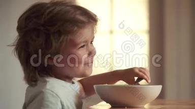 美丽的孩子在家<strong>吃</strong>早餐的肖像。 美味的儿童早餐。 坐在桌子上<strong>吃东西</strong>的<strong>小孩</strong>
